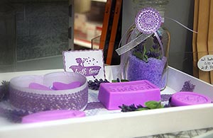 Handgefertigte lila Seifen als Geschenkidee